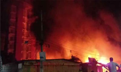 ঢাকা-নারায়ণগঞ্জ লিংক রোডে ভয়াবহ আগুন