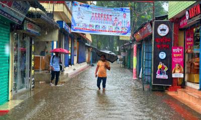 বৃষ্টিতে ডুবছে বাজারের সড়ক চরম ভোগান্তিতে জনজীবন