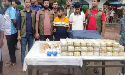 ঢাকা-চট্টগ্রাম মহাসড়কে ল্যান্ডক্রুজারে মিলল ৩ লাখ ইয়াবা, চালকসহ আটক