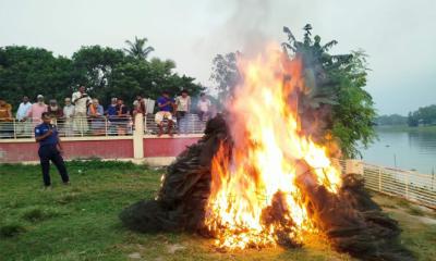 পাবনার ভাঙ্গুড়ায় দু‍‍`লাখ ২৮ হাজার টাকার চায়না দুয়ারি জাল পুড়িয়ে ধ্বংস