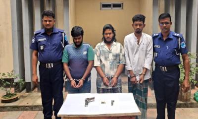 নরসিংদীতে বিদেশি পিস্তল ও গুলিসহ তিন যুবক আটক