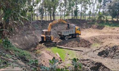 ফরিদপুরের  প্রকাশ্যেই দিনরাত চলছে ফসলি জমির মাটি কাটা ও বিক্রির মহোৎসব