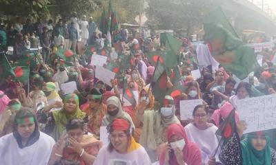 কাফনের কাপড় পরে  শাহবাগে অবস্থান