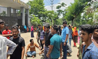 শ্রীপুরে বকেয়া বেতনের দাবিতে শ্রমিকদের চার ঘণ্টাব্যাপী বিক্ষোভ