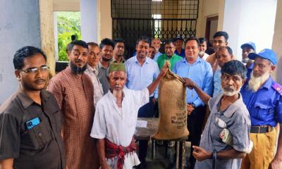 হাতিয়ায় অস্বাভাবিক জোয়ারে ক্ষতিগ্রস্ত ২৫০ পরিবারের মাঝে চাল বিতরণ