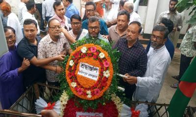 শহীদ জান শরীফ মিঠুর সমাধিতে ফরিদপুর প্রেসক্লাবের শ্রদ্ধা