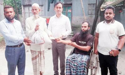 সংবাদ প্রকাশের পর পঙ্গু আসাবুদ্দীনের পরিবারের পাশে দাঁড়ালেন  ইউএনও আবু বক্কর সিদ্দিকী