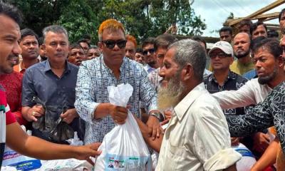 পাহাড়ধস ও বন্যায় ক্ষতিগ্রস্ত তুমব্রুতে জেলা বিএনপির ত্রাণ বিতরণ