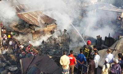 ভয়াবহ অগ্নিকাণ্ডে ৪০ টি দোকান পুড়ে ছাই