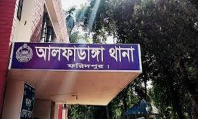 আলফাডাঙ্গায় চোরাই স্বর্ণ বিক্রির সময় চোর ও দোকান্দার সহ ৫ জন আটক
