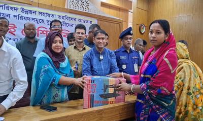 মান্দায় দুঃস্থ নারীদের মাঝে সেলাই মেশিন বিতরণ করলেন এমপি ডাঃ টিপু