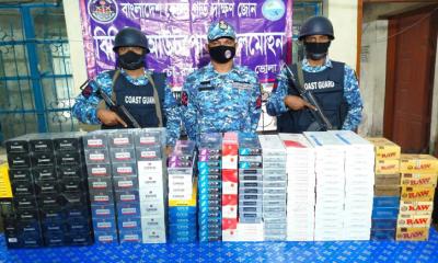ভোলার লালমোহনে  মজুদকৃত বিপুল পরিমাণ অবৈধ সিগারেট জব্দ করেছে কোস্ট গার্ড