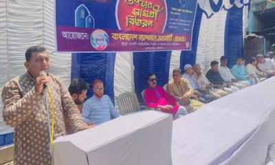 লোহাগাড়ায় ৫০০ পরিবারে মাঝে ইফতার সামগ্রী বিতরণ