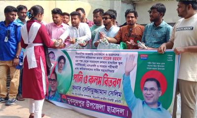 এসএসসি পরীক্ষার্থীদের মাঝে ছাত্রদলের খাবার পানি ও কলম বিতরণ