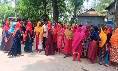 বকেয়া বেতনের দাবিতে শ্রীপুরে শ্রমিকদের বিক্ষোভ