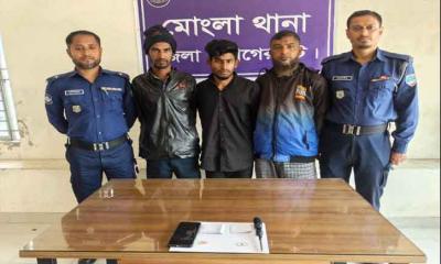 মোংলায় সাংবাদিকের বাড়িতে ডাকাতি, আটক -৩