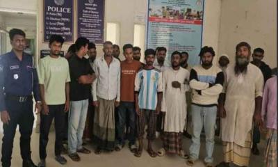 পুলিশের অভিযানে দেশীয় অস্ত্র উদ্ধার,  ৩২ জন আটক