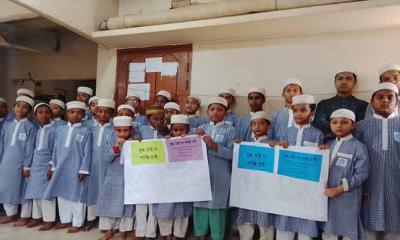 হবিগঞ্জ ইকরা শিশুদের যুদ্ধবিরোধী অভিনব প্রতিবাদ