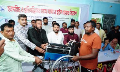 হতদরিদ্র ও প্রতিবন্ধীদের মাঝে খাদ্য সামগ্রী ও হুইলচেয়ার বিতরণ করলেন রাসিক প্রশাসক