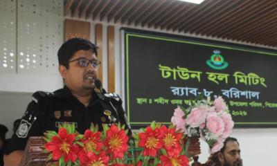 অপরাধ প্রতিরোধে জনসম্পৃক্ততার আহ্বান, পিরোজপুরে র‍্যাব-৮-এর সচেতনতামূলক টাউন হল সভা