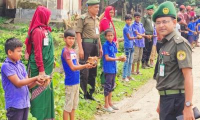 দিনাজপুরে আনসার-ভিডিপি পরিবেশ রক্ষা ও বজ্রপাত রোধে  তালবীজ রোপণ করছে