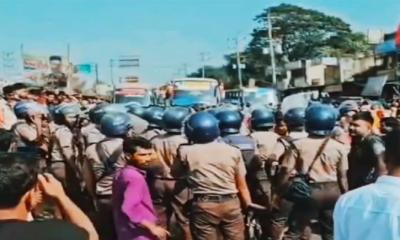 শ্রীপুরে বকেয়া বেতনের দাবিতে মহাসড়ক অবরোধ