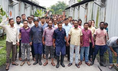 বড়পুকুরিয়া কয়লা খনির শ্রমিকরা কোল ফেইস বোনাসের দাবিতে বিক্ষোভ