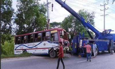 চান্দিনায় শ্যামলীকে ওভারটেক  করতে গিয়ে খাদে নিউ