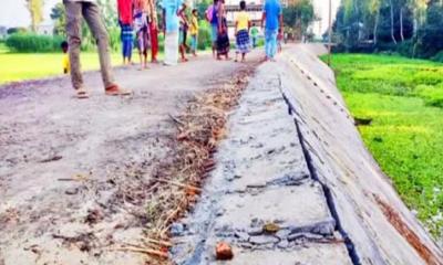 সিরাজগঞ্জের শাহজাদপুরে সড়ক নির্মাণে দুর্নীতির অভিযোগ