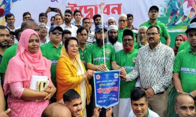 মানিকগঞ্জে জেলা প্রশাসন কাপ ফুটবল টুর্নামেন্টের উদ্বোধন