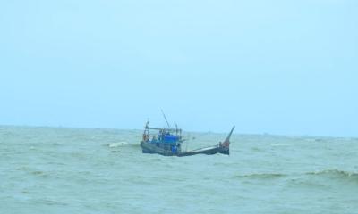 বঙ্গোপসাগরে ভাসমান ট্রলারসহ ২৬ জেলে উদ্ধার করেছে নৌবাহিনী