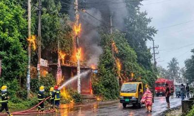 চট্টগ্রামের আকবর শাহে  বৈদ্যুতিক খুঁটিতে আগুন