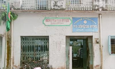 গোপালগঞ্জে জীবন ঝুঁকিতে একুশ কর্মকর্তা কর্মচারী