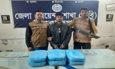 পিরোজপুরে ডিবি পুলিশের অভিযানে গাঁজাসহ যুবক গ্রেপ্তার