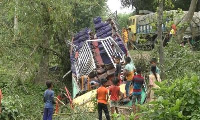 ঝিনাইদহে এবার বাসের ছাঁদ খুলে ঝুলছিলো গাছে, বাস গর্তে, আহত-৪