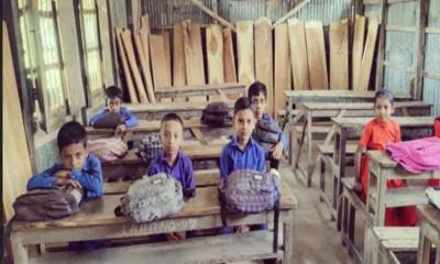 মোংলায় শিক্ষার্থীদের ঝুঁকিতে ক্লাস