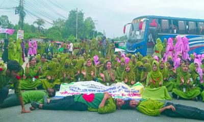 বগুড়ায় নার্সিং শিক্ষার্থীদের সড়ক অবরোধে যান চলাচল বন্ধ ২ ঘণ্টা