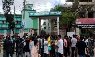 খুলনায় পুলিশের বিরুদ্ধে বিক্ষোভ, কেএমপি সদর দপ্তরে তালা