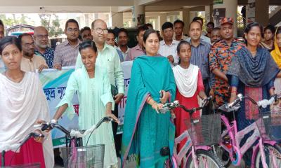 কয়রায় আদিবাসী মুন্ডা সম্প্রদায়ের মাঝে শিক্ষা বৃত্তি প্রদান