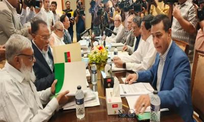 জাতীয় ঐকমত্য কমিশনের সঙ্গে বিএনপির বৈঠক চলছে
