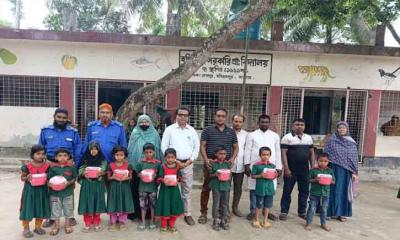 মণিরামপুর চালুয়াহাটী ইউনিয়ন পরিষদের উদ্যোগে শিক্ষার্থীদের মাঝে টিফিন বক্স বিতরণ