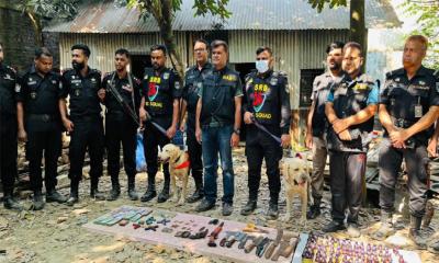 নরসিংদীতে এসআরবি-১১’র অভিযান: বিপুল অস্ত্র, গুলি, মাদক ও নগদ ১০ লাখ টাকা উদ্ধার