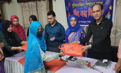 রাজবাড়ীতে সুবিধাবঞ্চিত শিশুদের মাঝে ঈদ বস্ত্র বিতরণ