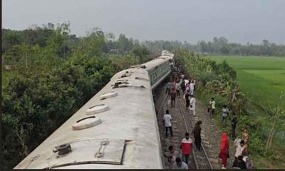 নীলসাগর এক্সপ্রেস লাইনচ্যুত, সহকারী স্টেশন মাস্টার সাময়িক বরখাস্ত