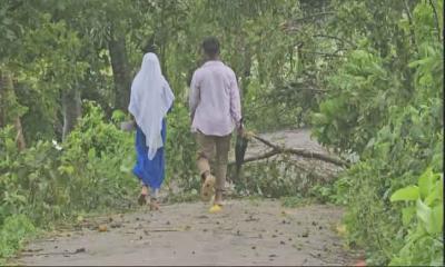 কুলিয়ারচরে ঘূর্ণিঝড়ে বিপর্যস্ত জনজীবন হেঁটে বিপর্যস্ত ছুটেছেন পরীক্ষার্থীরা