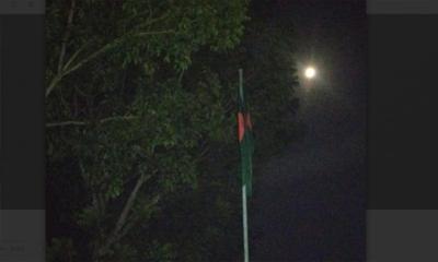 জাতীয় পতাকা উত্তোলিত নির্ধারিত সময়ের পরেও