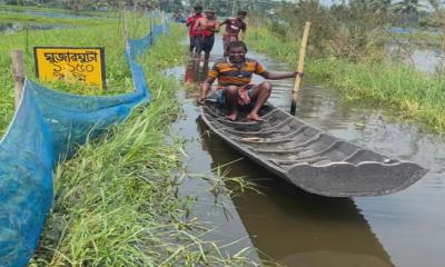 খুলনার বিল ডাকাতিয়ায় মুজোরঘাটা পাকা রাস্তা  পানির নিচে, দুর্ভোগে হাজারো কৃষক