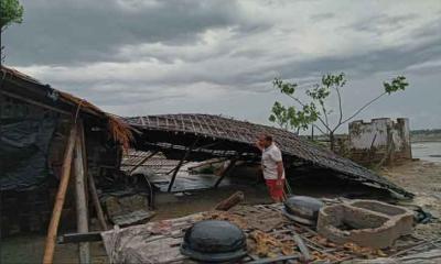 এক ঝড়ে সব শেষ : খোলা আকাশের নিচে ছাদেকের পরিবার