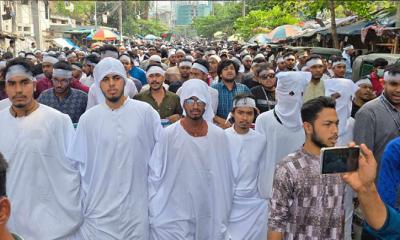 কাফনের কাপড় পড়ে কারিগরি শিক্ষার্থীদের মিছিল