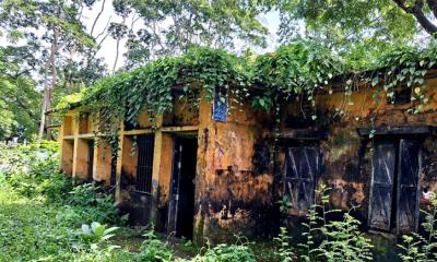 স্বাস্থ্যকেন্দ্র নাকি পরিত্যক্ত বাড়ি! ঝুঁকি নিয়েই চিকিৎসাসেবা